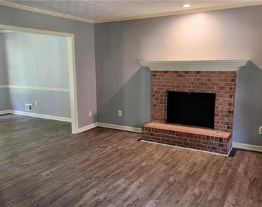 1011 Forest Park Lane - Photo Thumbnail 3