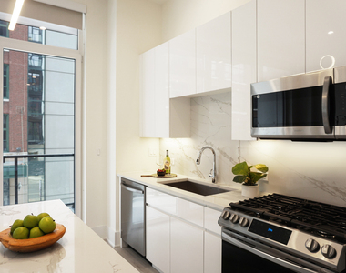 812 W Adams Street - Photo Thumbnail 5