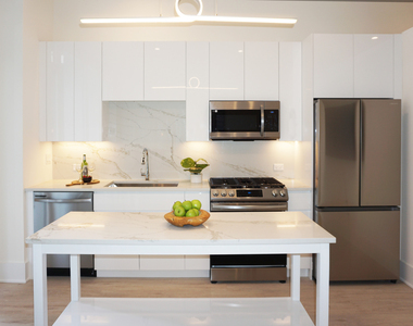 812 W Adams Street - Photo Thumbnail 1