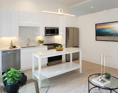 812 W Adams Street - Photo Thumbnail 2