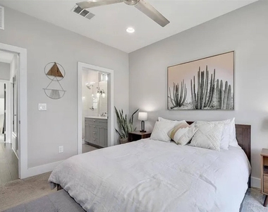 2709 E 3rd St - Photo Thumbnail 11