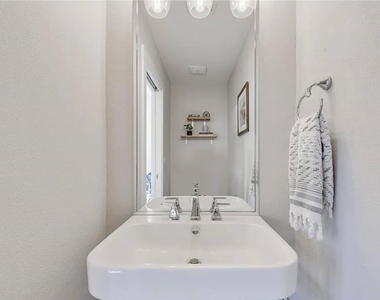 2709 E 3rd St - Photo Thumbnail 16