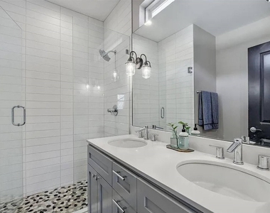 2709 E 3rd St - Photo Thumbnail 14