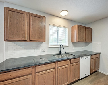 125 Holland St - Photo Thumbnail 17
