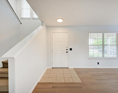 125 Holland St - Photo Thumbnail 4