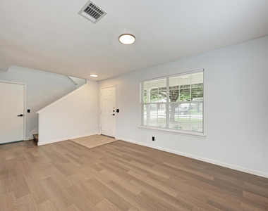 125 Holland St - Photo Thumbnail 7