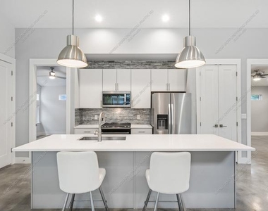 505 W Odell St - Photo Thumbnail 2