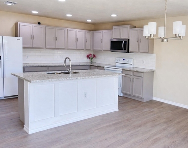 5211 Viewpoint Dr - Photo Thumbnail 2