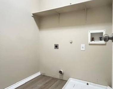 5211 Viewpoint Dr - Photo Thumbnail 16