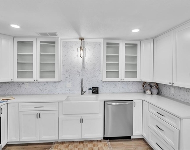 11416 Pine Forest Drive - Photo Thumbnail 6