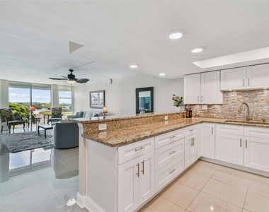 7400 Sun Island Drive S - Photo Thumbnail 8