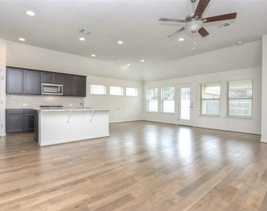2005 Southcreek Dr - Photo Thumbnail 14