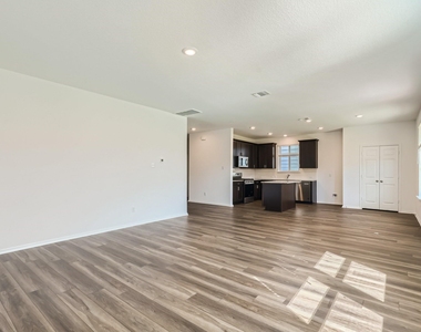 1608 Holly Lake Dr - Photo Thumbnail 4