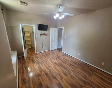1138 Sussex Trail - Photo Thumbnail 18