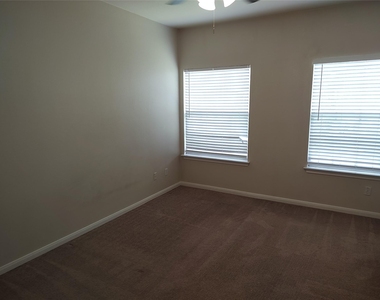2206 S Bagdad Rd - Photo Thumbnail 5
