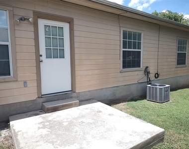 2206 S Bagdad Rd - Photo Thumbnail 10