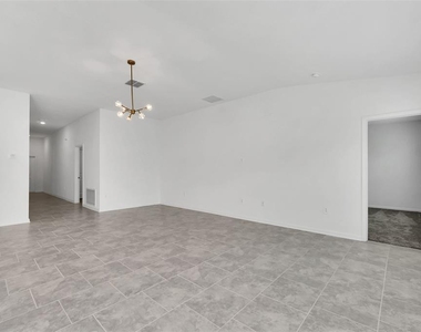 243 Hayley Street - Photo Thumbnail 3