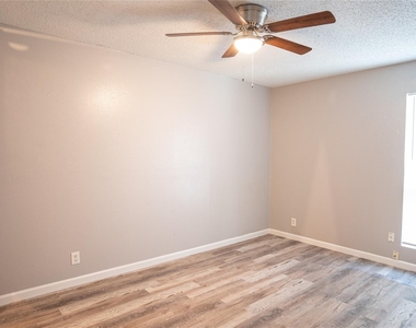 3003 Parker Ln - Photo Thumbnail 10