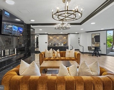 701 N Henry Street - Photo Thumbnail 8