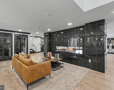 701 N Henry Street - Photo Thumbnail 6