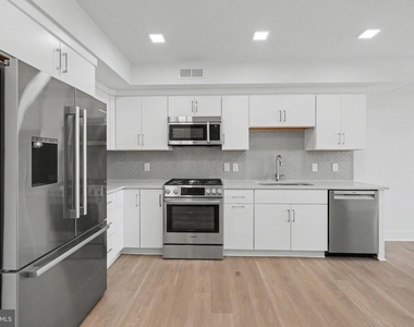 701 N Henry Street - Photo Thumbnail 25
