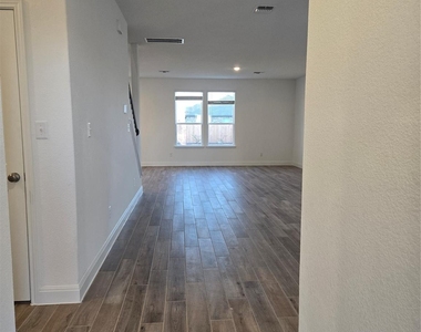 408 Acuff Ln - Photo Thumbnail 6