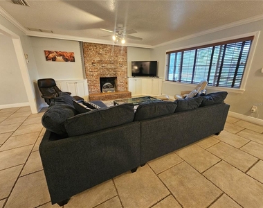 2130 Pinehurst Street - Photo Thumbnail 7