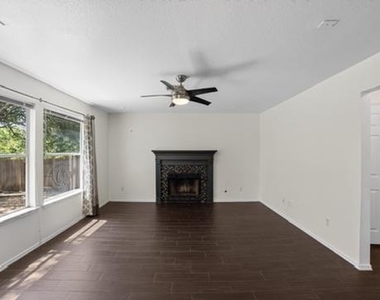 813 Settlement St - Photo Thumbnail 3