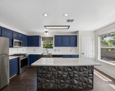 813 Settlement St - Photo Thumbnail 2
