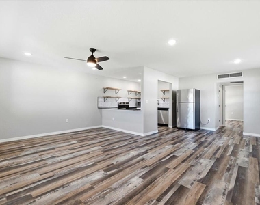 205 Andover Place N - Photo Thumbnail 12