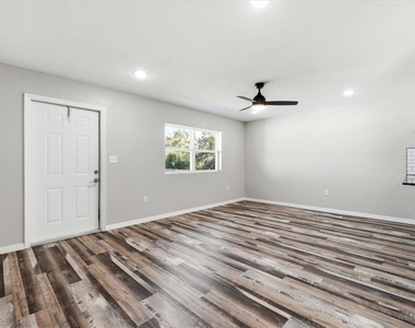 205 Andover Place N - Photo Thumbnail 10