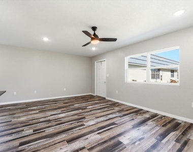 205 Andover Place N - Photo Thumbnail 11