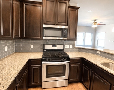 2304 S Lakeline Blvd - Photo Thumbnail 6