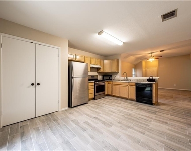 1607 Greening Way - Photo Thumbnail 6