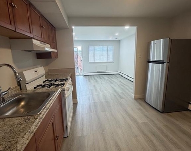 6020 N Warnock Street - Photo Thumbnail 4
