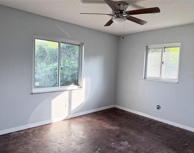 912 Carvell Drive - Photo Thumbnail 12