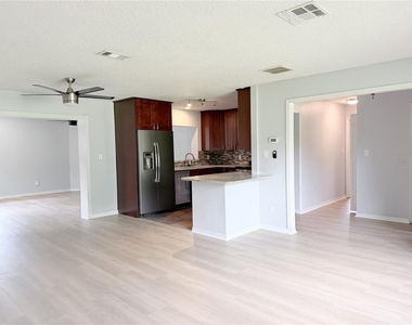 912 Carvell Drive - Photo Thumbnail 2