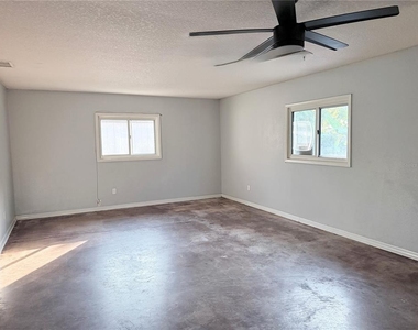 912 Carvell Drive - Photo Thumbnail 10