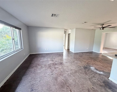 912 Carvell Drive - Photo Thumbnail 2