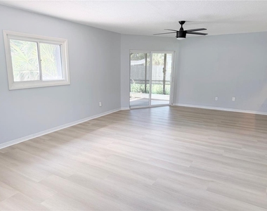 912 Carvell Drive - Photo Thumbnail 14