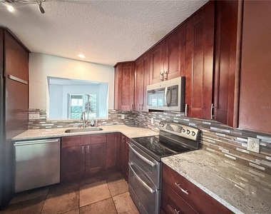 912 Carvell Drive - Photo Thumbnail 5