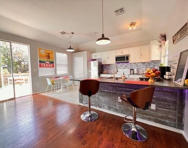 1104 Blueridge Dr - Photo Thumbnail 4