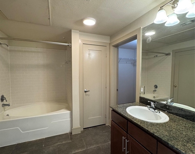 3016 Guadalupe St - Photo Thumbnail 4