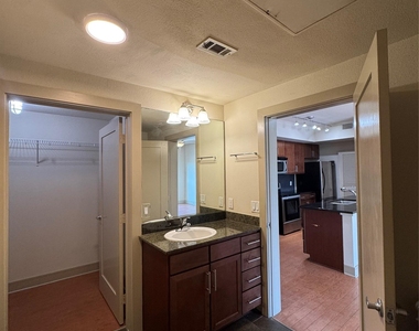 3016 Guadalupe St - Photo Thumbnail 6