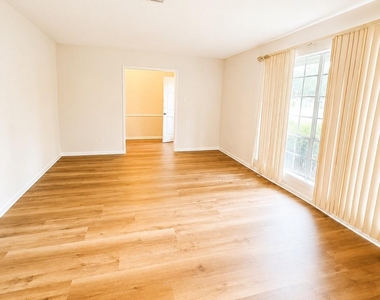 10223 Knoboak Drive - Photo Thumbnail 4