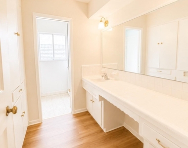 10223 Knoboak Drive - Photo Thumbnail 8