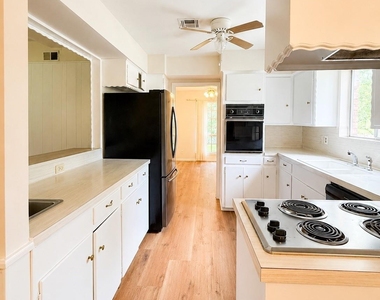 10223 Knoboak Drive - Photo Thumbnail 2