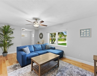 909 Bentwood Lane - Photo Thumbnail 4