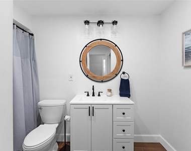 909 Bentwood Lane - Photo Thumbnail 8