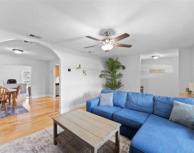 909 Bentwood Lane - Photo Thumbnail 5